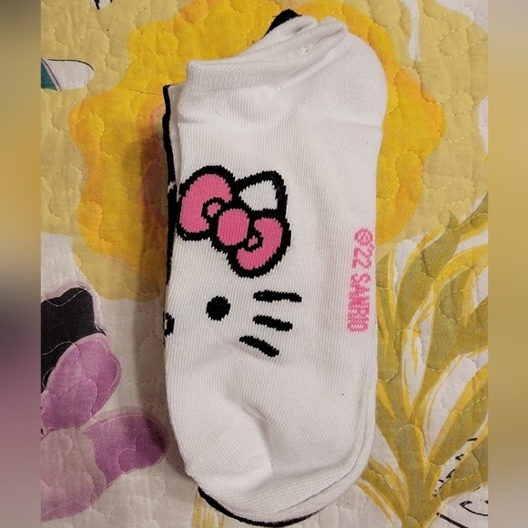 NWT 5 Pairs of Ladies Hello Kitty Socks - Picture 3 of 3